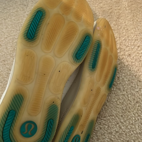 Lululemon sneakers size 7.5 white - Picture 4 of 4